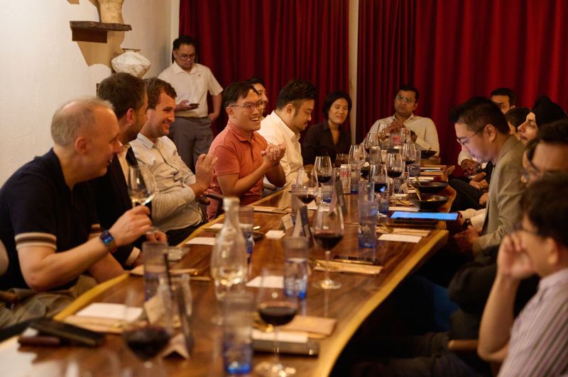 I’m honored to be invited to moderate an insightful roundtable on 𝗘𝗹𝗲𝘃𝗮𝘁𝗶𝗻𝗴 𝗙𝗼𝘂𝗻𝗱𝗮𝘁𝗶𝗼𝗻𝗮𝗹 𝗦𝘆𝘀𝘁𝗲𝗺𝘀 𝗶𝗻 𝘁𝗵𝗲 𝗔𝗜 𝗔𝗴𝗲, hosted by The Ortus Club and MuleSoft — with an exceptional group of tech and data leaders across industries like banking, telco, healthcare, transport, finance, and travel., photo 1 of 3